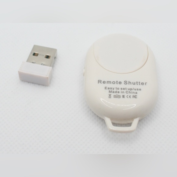 🍀 3/15 White Remote Shutter with USB Adapter - Picture 3 of 3